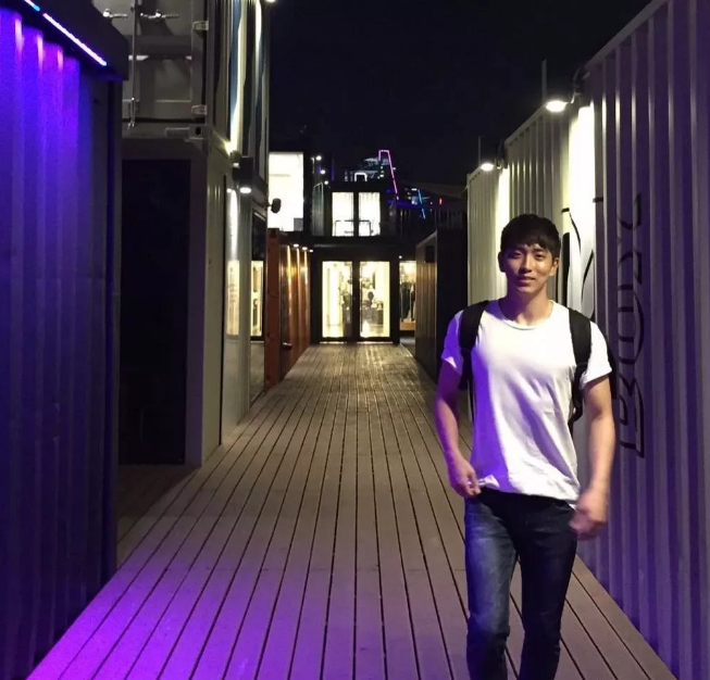 看点∣正装衬衫小哥哥,长得帅身材好,这才是你要的筋肉小奶狗! - 51虹马 看点∣正装衬衫小哥哥,长得帅身材好,这才是你要的筋肉小奶狗! - 51虹马