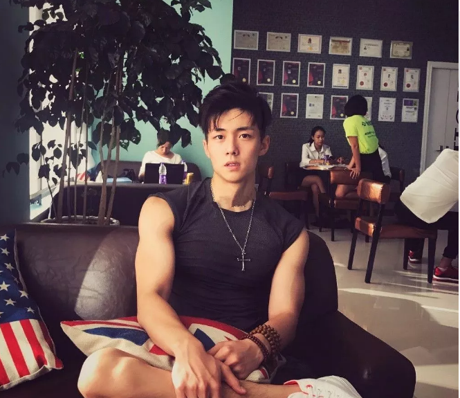 帅哥∣出门能奶,回家能狼,据说他是你们最想睡的小哥哥!--翟子路 - 51虹马 帅哥∣出门能奶,回家能狼,据说他是你们最想睡的小哥哥!--翟子路 - 51虹马