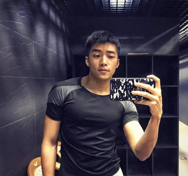 看点∣小鲜肉名媛入伍前脱了拍肌肉石更照，可口肌肉身材让你尖叫! - 51虹马