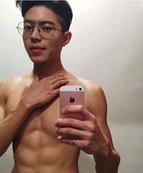 国产天菜模特遭摄影师疯狂邀约，湿身写真惊喜走光某裆真的非常大！ - 51虹马