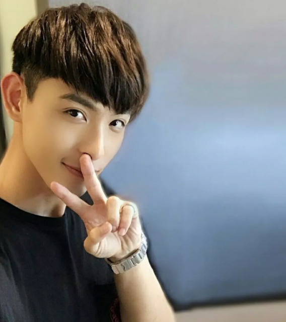 帅哥∣笑容干净的小奶狼甜炸少女心，这个小哥哥简直太撩了！－－连晨翔 - 51虹马