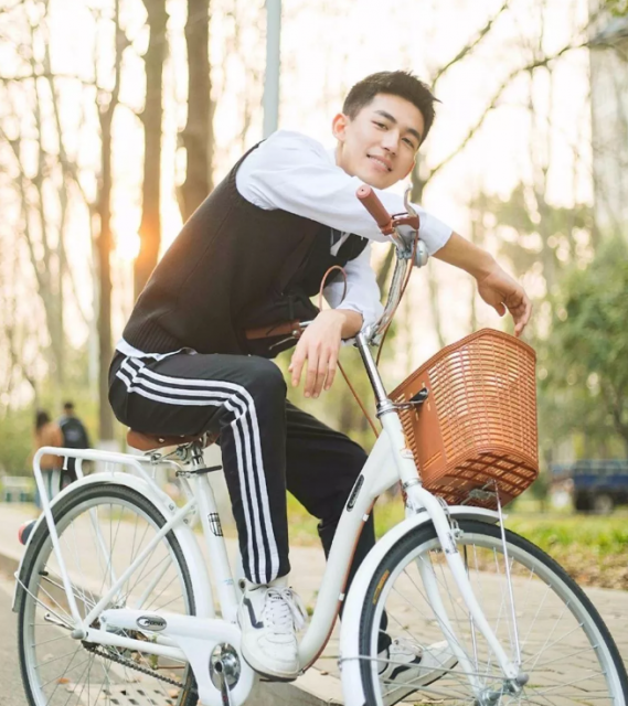 帅哥∣97年小奶狗鲜肉校草，像不像你下一任男盆友？－－吕根 - 51虹马