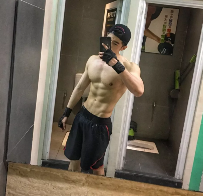 是多想红？公狗腰男挂空挡去健身还发沐浴照 - 51虹马