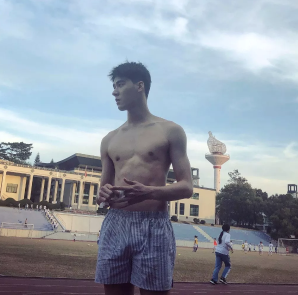 帅哥∣眉眼含笑的暖甜大男孩，你们小妖精男朋友太撩人了！－－龚俊 - 51虹马