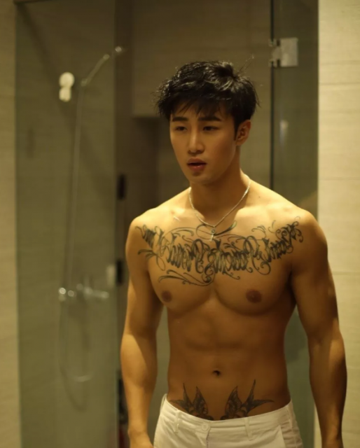 看点∣94年大鲜肉体育生，萌颜巨RU八块腹肌，纹身配肌肉实在太性感! - 51虹马