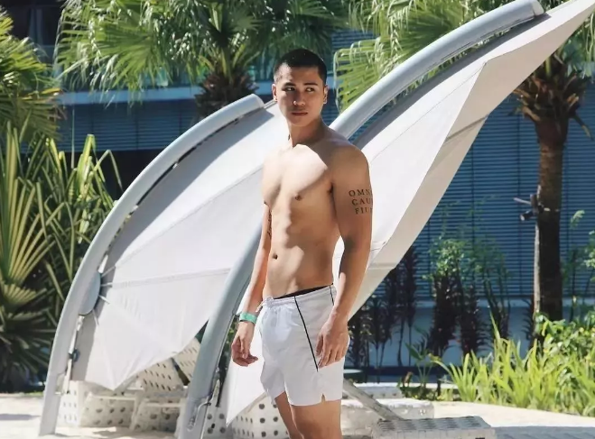 看点∣扒到一枚犬颜系纯情肌肉小哥，除了照片，还有视频！！ - 51虹马