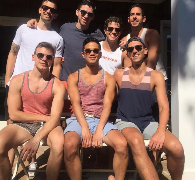 亚裔肌肉男床照疯传，性感腹肌可以舔一年！ - 51虹马