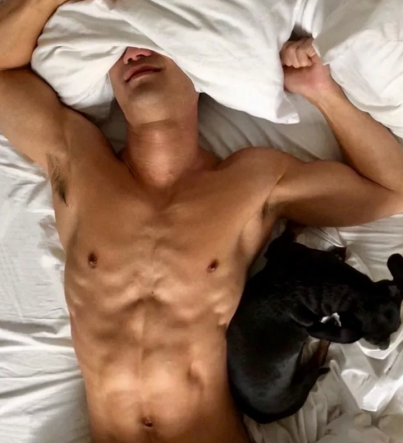 亚裔肌肉男床照疯传,性感腹肌可以舔一年! - 51虹马 亚裔肌肉男床照疯传,性感腹肌可以舔一年! - 51虹马