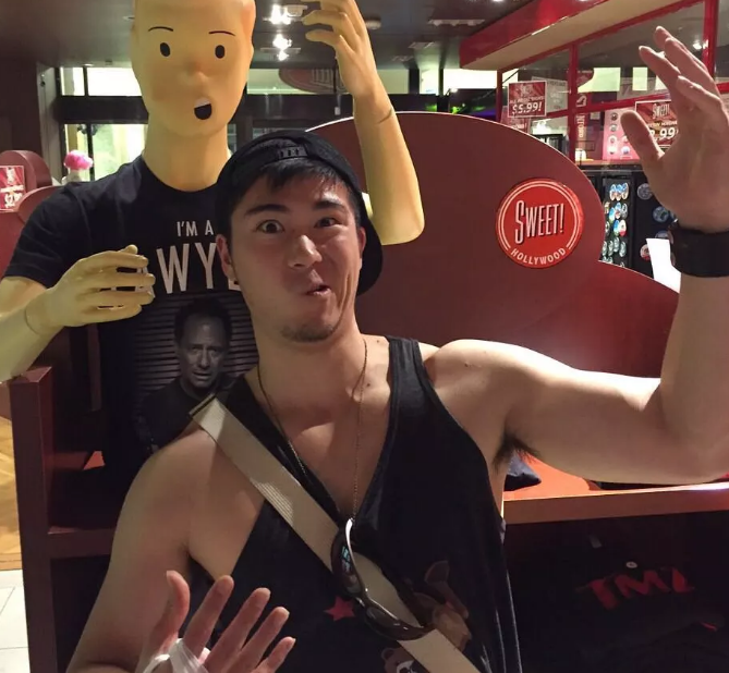 圈内网红在迪士尼饮水池小便被疯传? - 51虹马 圈内网红在迪士尼饮水池小便被疯传? - 51虹马