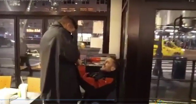 小马哥单膝下跪 浪漫求婚小男友 - 51虹马