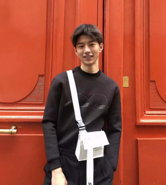 看点∣纯鲜学霸帅气小奶狗，网友都为他的肉体和颜值疯狂了！ - 51虹马