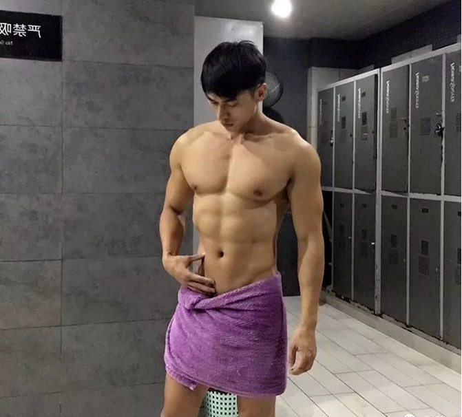 国产肌肉男洗澡视频流出？ - 51虹马
