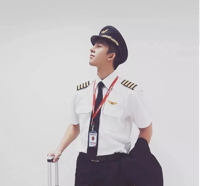 看点∣飞行员小哥哥正装制服下，竟隐藏了这么Sexxxxy的胸肌！-51虹马