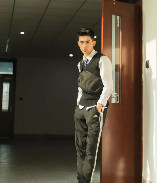 南京林业大学97年的极品校草！腿毛床照来了 - 51虹马