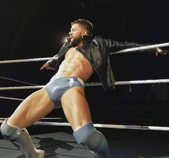 摔角狂热现场亮出彩虹;格斯·肯沃西领衔同志巡游 - 51虹马