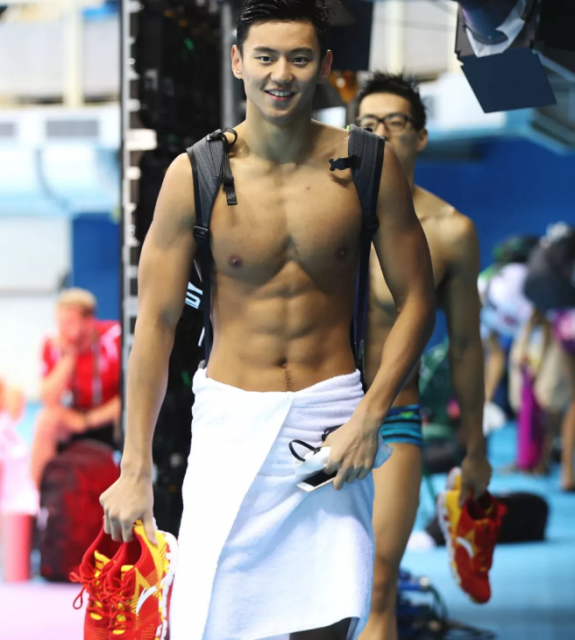 水中的宁泽涛很霸气，但当丹宁大使的他更帅气！ - 51虹马