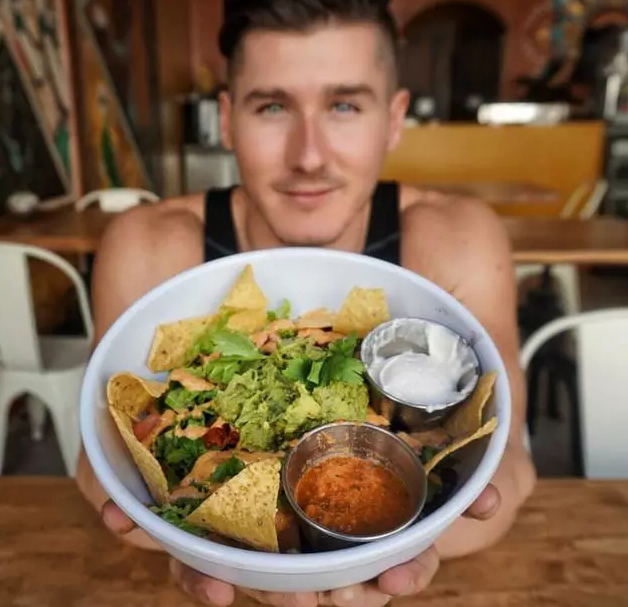 这位外国小哥不吃肉，却练得一身肌肉，原因竟是…… - 51虹马