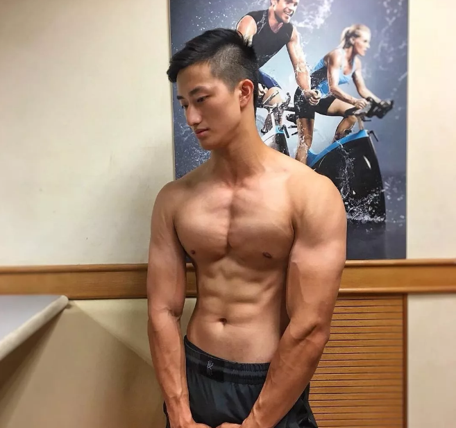 看点∣捕获一只体育生大大大鲜肉，186.C.M筋肉小哥哥！ - 51虹马