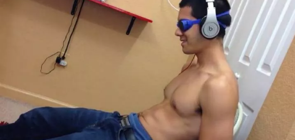 游泳天菜体育生为钱下海拍片~被网友热捧！ - 51虹马