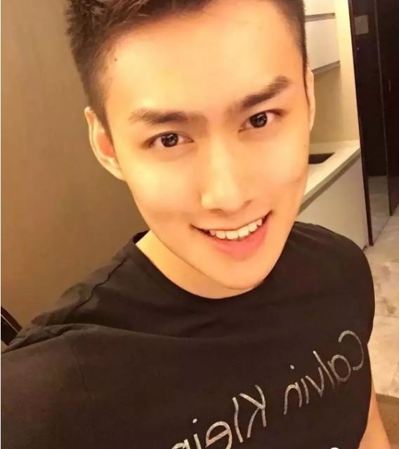 前两天小帅介绍了一个曾经参加过coolguy，拥有八块腹肌的体育生。好多宝贝对他都很喜欢。而今天小帅要介绍的这个帅哥，也曾经参加过coolguy比赛，而且不论颜值还是身材，都不输给那个体育生的哦。 - 51虹马