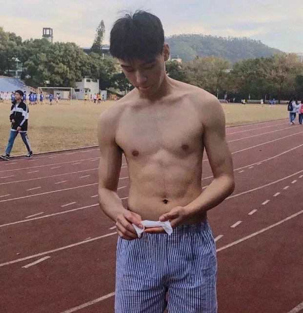 操场上偶遇体育老师只穿了个四角内裤！ - 51虹马