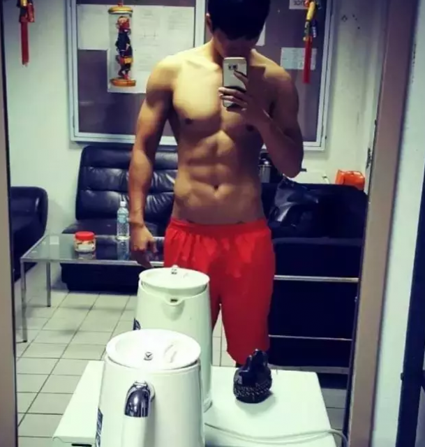 体育生室友趁我睡着给我口.... - 51虹马