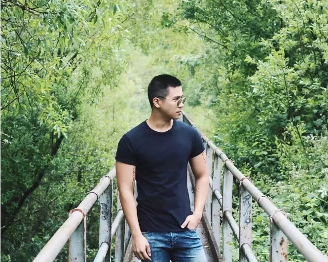 看点∣扒到一枚犬颜系纯情肌肉小哥，除了照片，还有视频！！ - 51虹马