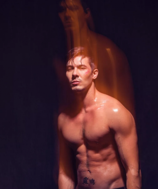 宽肩窄腰的亚裔出演首位同志变种人竟然这么撩？ - 51虹马