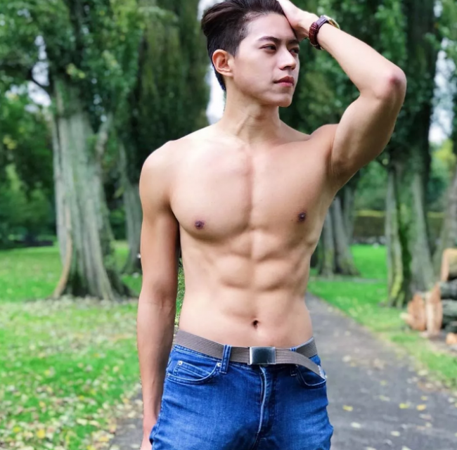 看点∣肌肉身材越来越棒的天菜男模，遭涩影师疯狂邀约… - 51虹马