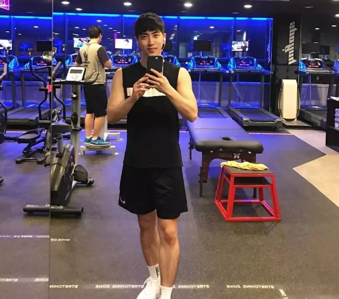 看点∣正装衬衫小哥哥,长得帅身材好,这才是你要的筋肉小奶狗! - 51虹马 看点∣正装衬衫小哥哥,长得帅身材好,这才是你要的筋肉小奶狗! - 51虹马