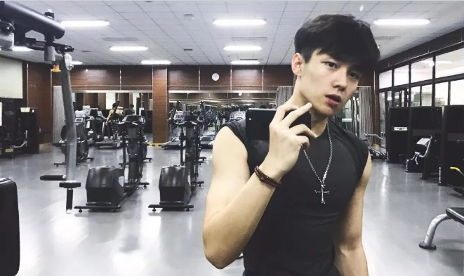 帅哥∣出门能奶，回家能狼，据说他是你们最想睡的小哥哥！－－翟子路 - 51虹马