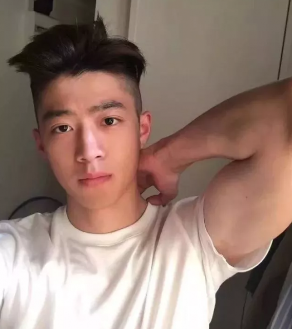 看点∣纯鲜学霸帅气小奶狗，网友都为他的肉体和颜值疯狂了！ - 51虹马