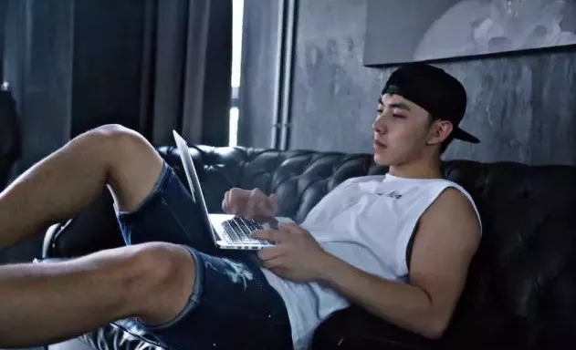 当红肌肉体育生私皂耻度惊人 鲜肉小攻也生猛 - 51虹马