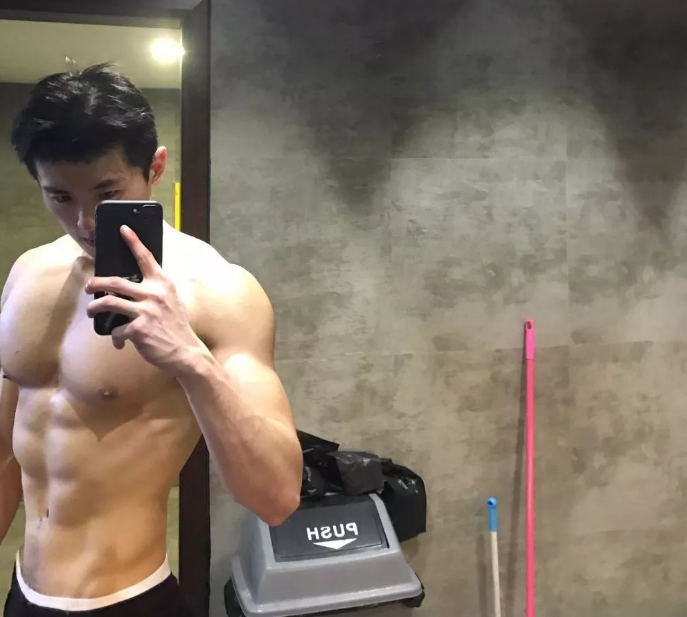 是多想红？公狗腰男挂空挡去健身还发沐浴照 - 51虹马