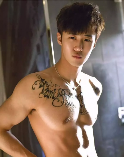 看点∣94年大鲜肉体育生，萌颜巨RU八块腹肌，纹身配肌肉实在太性感! - 51虹马