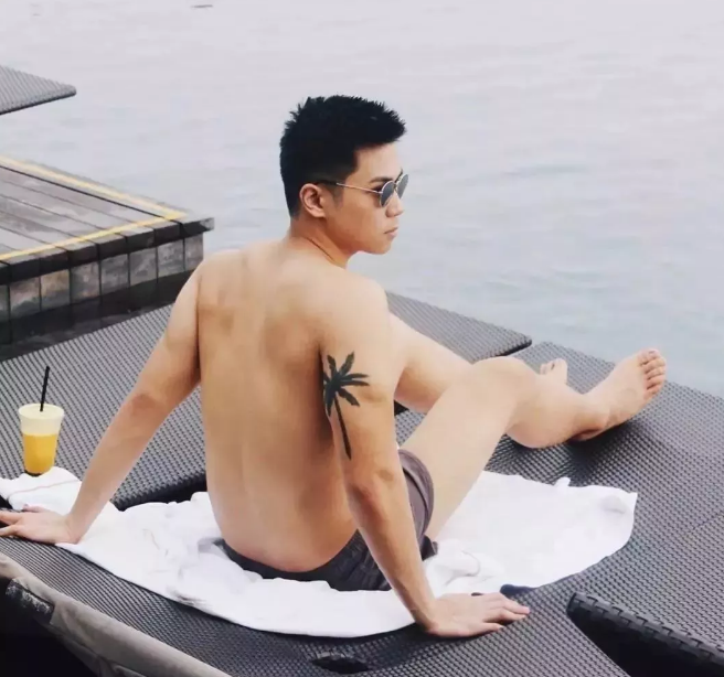 看点∣扒到一枚犬颜系纯情肌肉小哥，除了照片，还有视频！！ - 51虹马