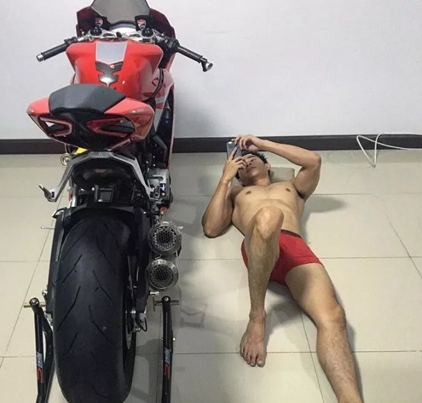 曾经揩油视频火爆朋友圈的他，居然能忍受狗狗对自己做这种事！ - 51虹马