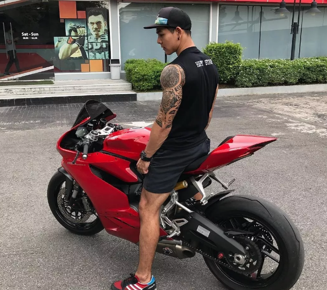 看点∣当童颜巨乳筋肉天菜脫掉衣服，腹毝旺盛荷尔蒙爆棚！ - 51虹马