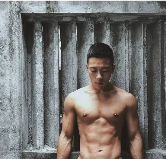 看点∣无数人想为他溺水的天菜肌肉救生员，又拍了一片禁欲系写真 - 51虹马