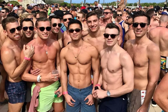 亚裔肌肉男床照疯传，性感腹肌可以舔一年！ - 51虹马