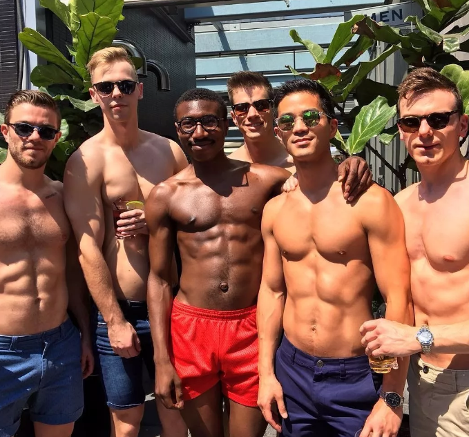 亚裔肌肉男床照疯传，性感腹肌可以舔一年！ - 51虹马