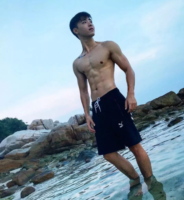 看点∣童颜腹肌“小奶狼”，好喜欢这样的原味帅气小鲜肉！ - 51虹马