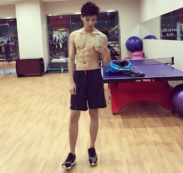 帅哥∣眉眼含笑的暖甜大男孩，你们小妖精男朋友太撩人了！－－龚俊 - 51虹马