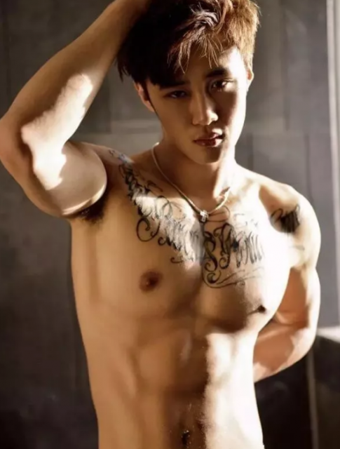 看点∣94年大鲜肉体育生，萌颜巨RU八块腹肌，纹身配肌肉实在太性感! - 51虹马