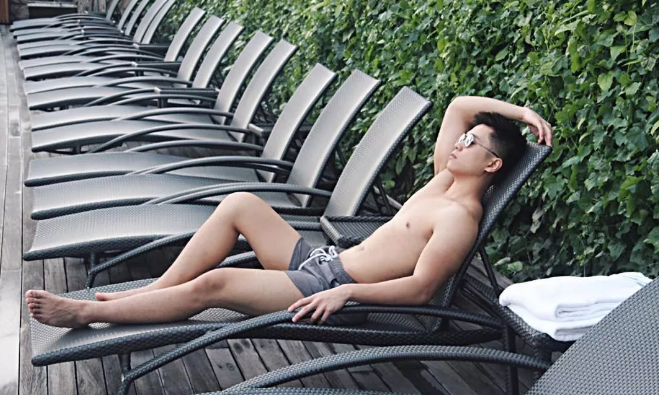 看点∣扒到一枚犬颜系纯情肌肉小哥，除了照片，还有视频！！ - 51虹马