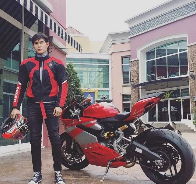 曾经揩油视频火爆朋友圈的他，居然能忍受狗狗对自己做这种事！ - 51虹马