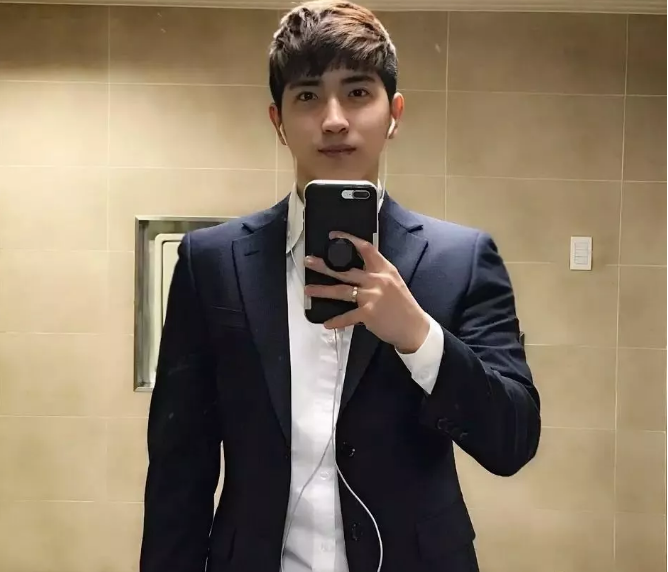 看点∣正装衬衫小哥哥,长得帅身材好,这才是你要的筋肉小奶狗! - 51虹马 看点∣正装衬衫小哥哥,长得帅身材好,这才是你要的筋肉小奶狗! - 51虹马