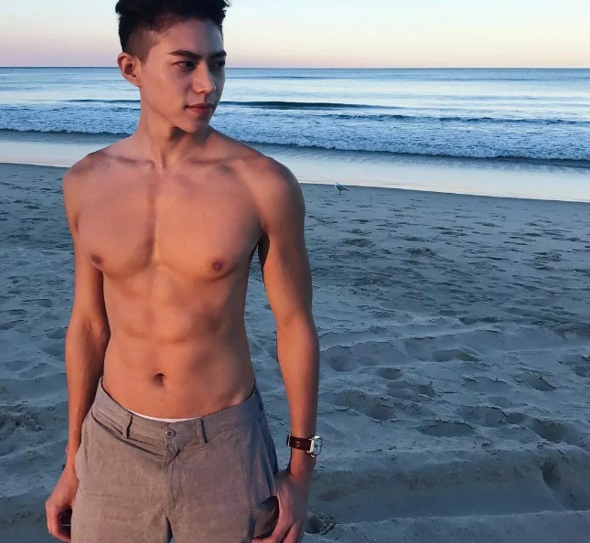 看点∣肌肉身材越来越棒的天菜男模，遭涩影师疯狂邀约… - 51虹马