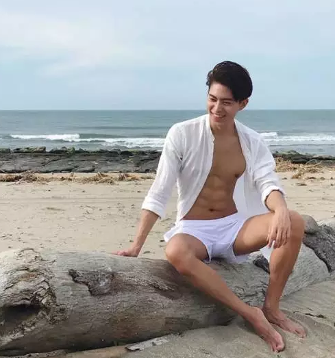 国产天菜模特遭摄影师疯狂邀约，湿身写真惊喜走光某裆真的非常大！ - 51虹马