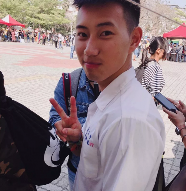 看点∣排球体育生浴照刷爆INS，筋肉腹肌小可爱竟然有男盆友了！！ - 51虹马